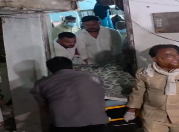 शव को पीएम के लिए लेकर जाते हुए पुलिसकर्मी-मेडिकल स्टॉफ।