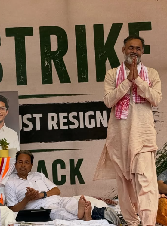2 जुलाई को भूख हड़ताल के 5वें दिन एक्टिविस्ट योगेन्द्र यादव सोनम वांगचुक से मिलने जंतर-मंतर पहुंचे.