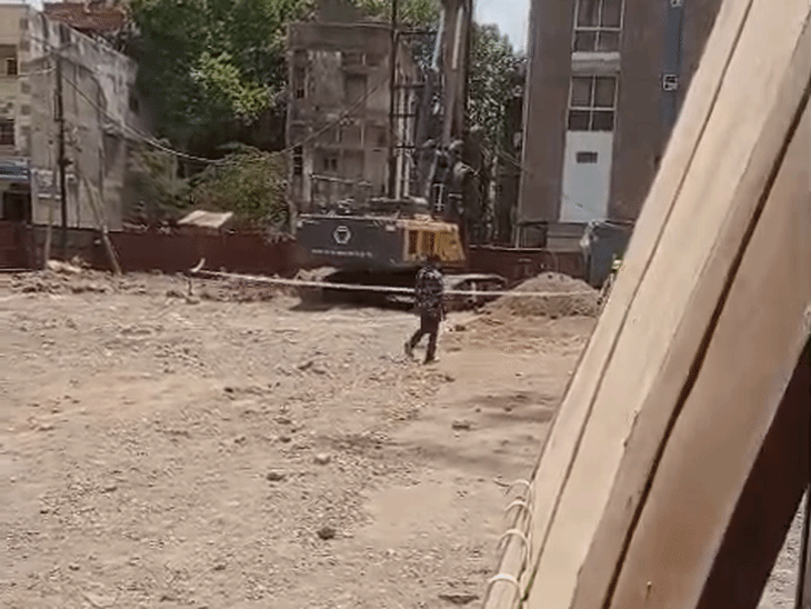 मेट्रो प्रबंधन का कहना है कि फंसी मिट्टी हटाने के लिए मशीनों को झटका देना पड़ता है।