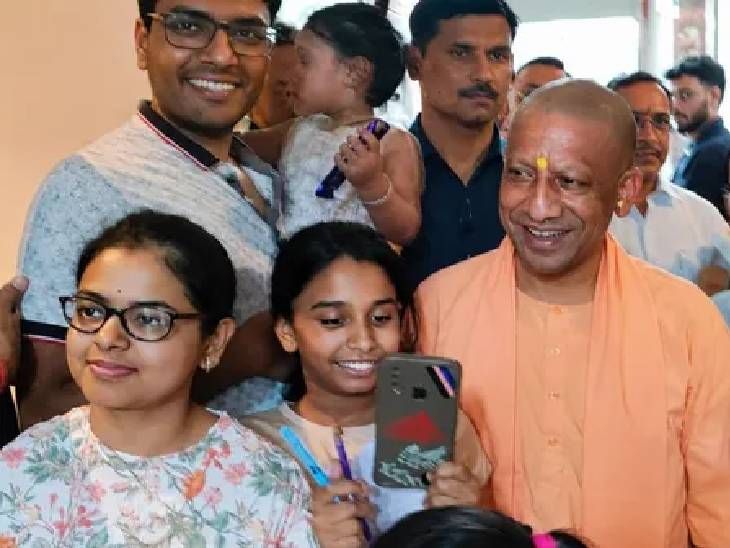 सीएम योगी आदित्यनाथ ने बहन के घर से निकलते समय बच्चों के साथ फोटो खिंचाई।