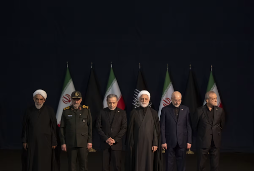 तेहरान में 3 जुलाई को एक कार्यक्रम में पहुंचे, रिवोल्यूशनरी गार्ड्स (IRGC) के सीनियर कमांडर जनरल मोहसिन रेजाई, विदेश मंत्री अब्बास अराघची, मुख्य न्यायाधीश गुलाम-हुसैन मोहसेनी एजेई, ईरानी संसद अध्यक्ष मोहम्मद बाघेर गालिबाफ, राष्ट्रपति मसूद पजशकियान ये सभी मिलकर ही अभी देश चला रहे हैं।