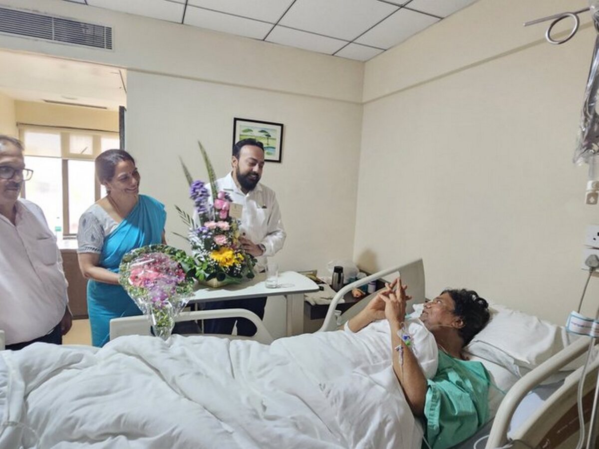 पश्चिम बंगाल की मिनिस्टर इंद्रनील राजेश शर्मा से मिलने अस्पताल पहुंची थीं।