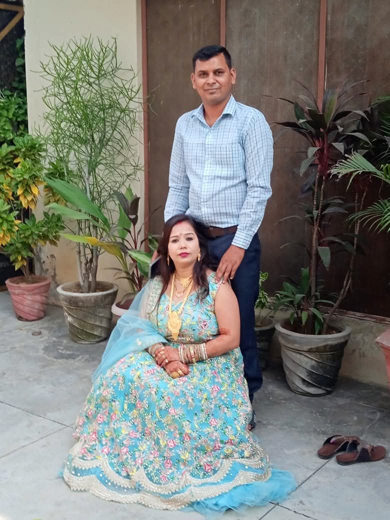 पत्नी के साथ अतुल। पत्नी ने सांप से पहले पति को कार से टक्कर भी मरवाई थी, लेकिन वह बच गए।