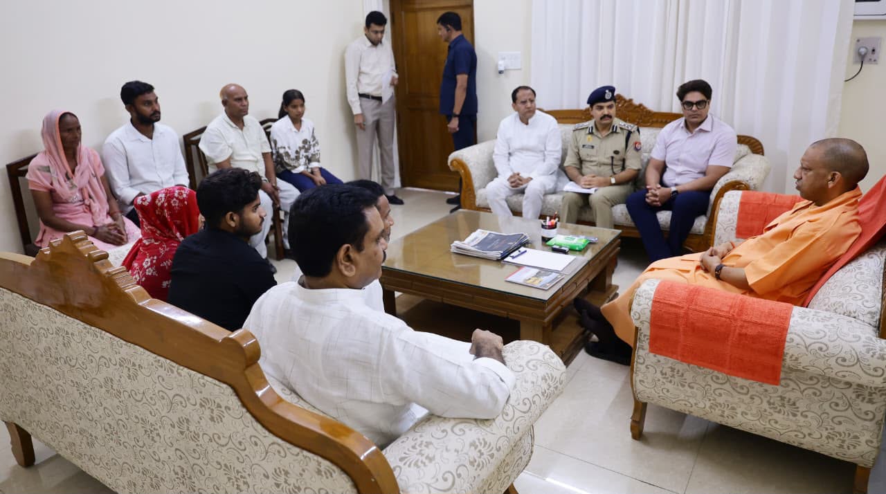 योगी ने मेरठ की दलित छात्रा ललिता गौतम हत्याकांड के पीड़ित परिवार को ढांढस बंधाया। न्याय का भरोसा दिलाया।