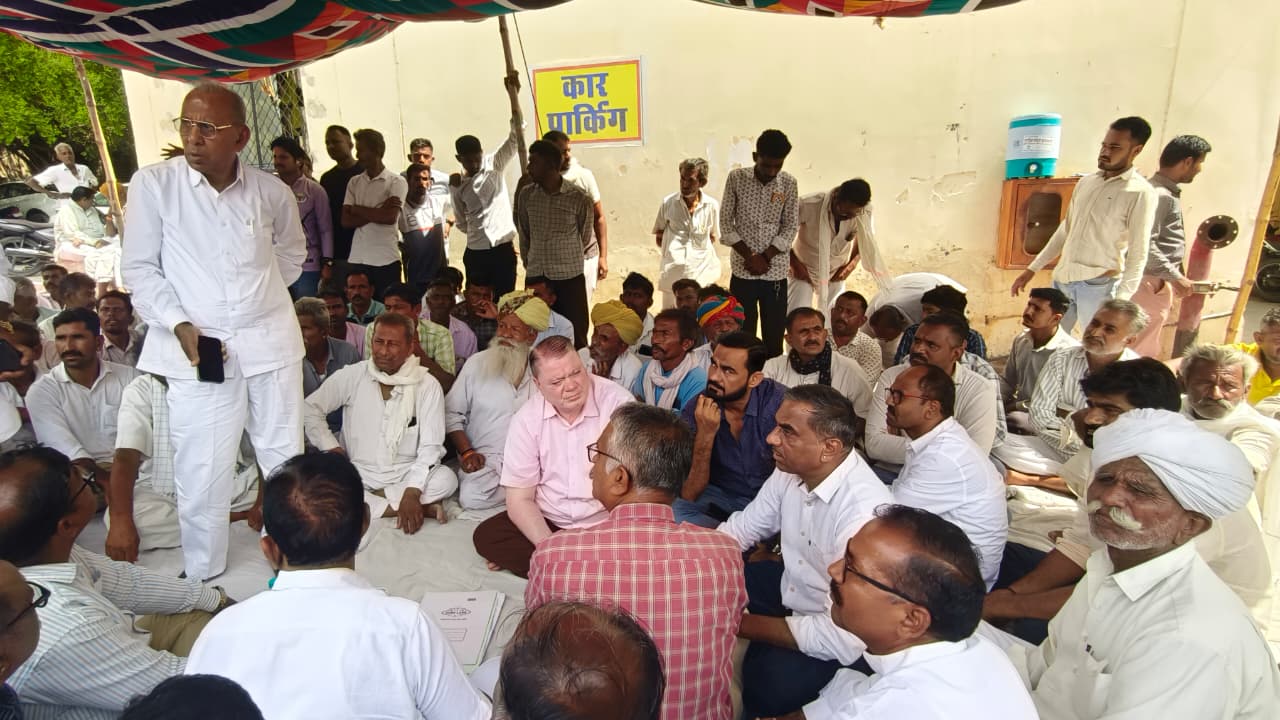 धरना स्थल पर पहुंचे कांग्रेसी। बोले- प्रशासन गहरी नीद में सोया है।