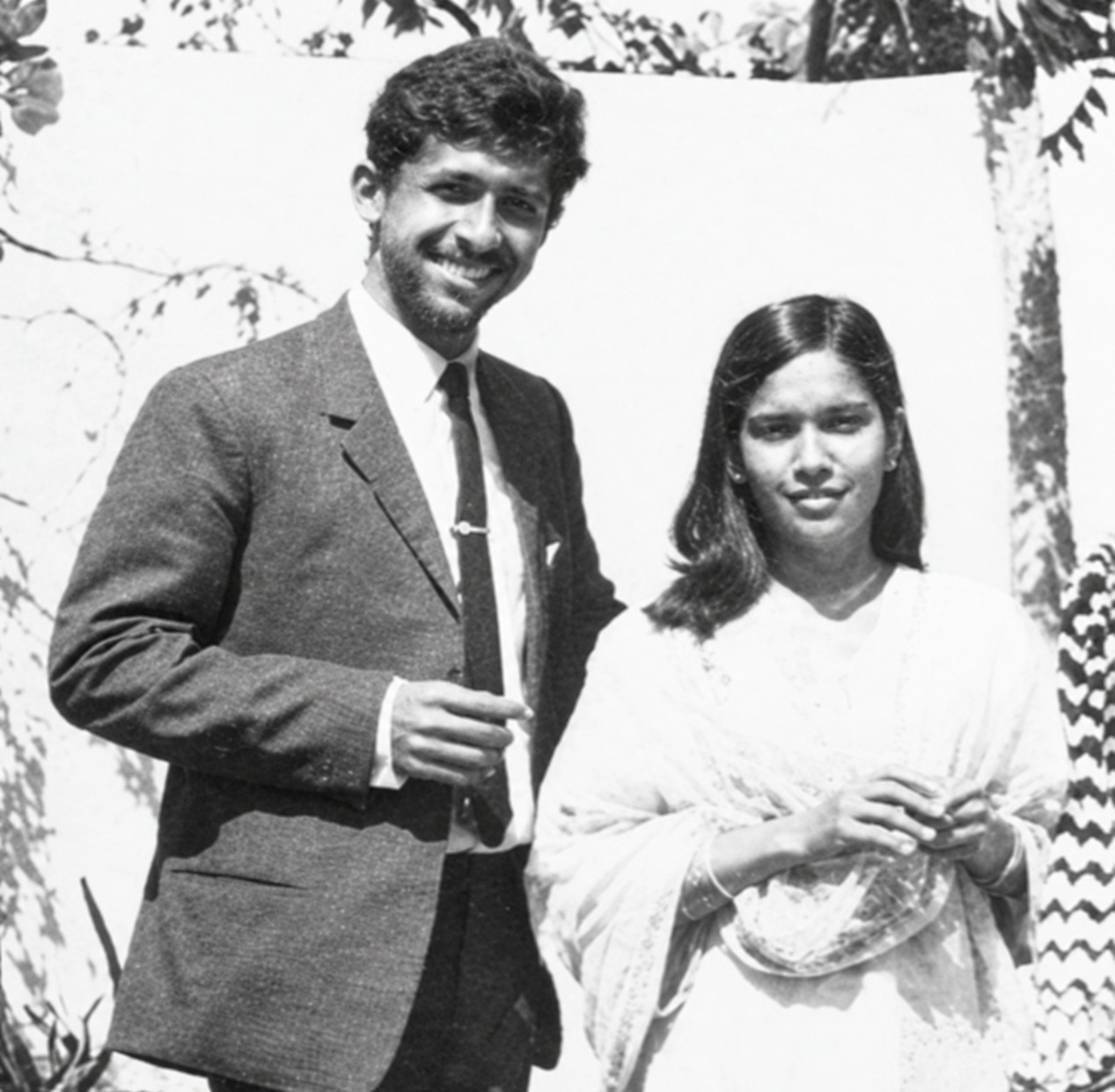 परवीन मुराद के साथ नसीरुद्दीन शाह की तस्वीर। यह उनकी किताब से ली गई है। (AI की मदद से तस्वीर की क्वालिटी बेहतर की गई है।)