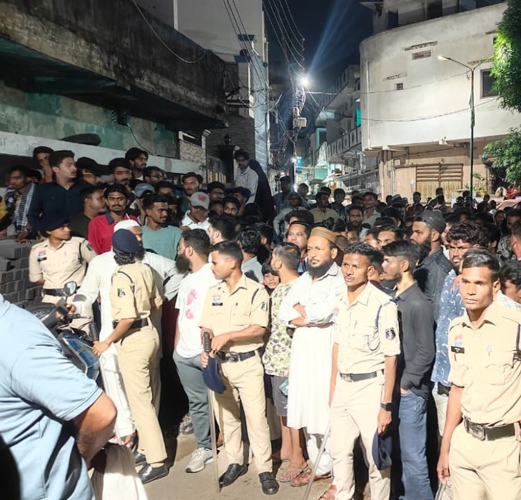पड़ोसियों की सूचना पर पुलिस पहुंची, जिसके बाद परिवार के 5 लोगों का शव मिला। मौके पर लोगों की भीड़ जुट गई।