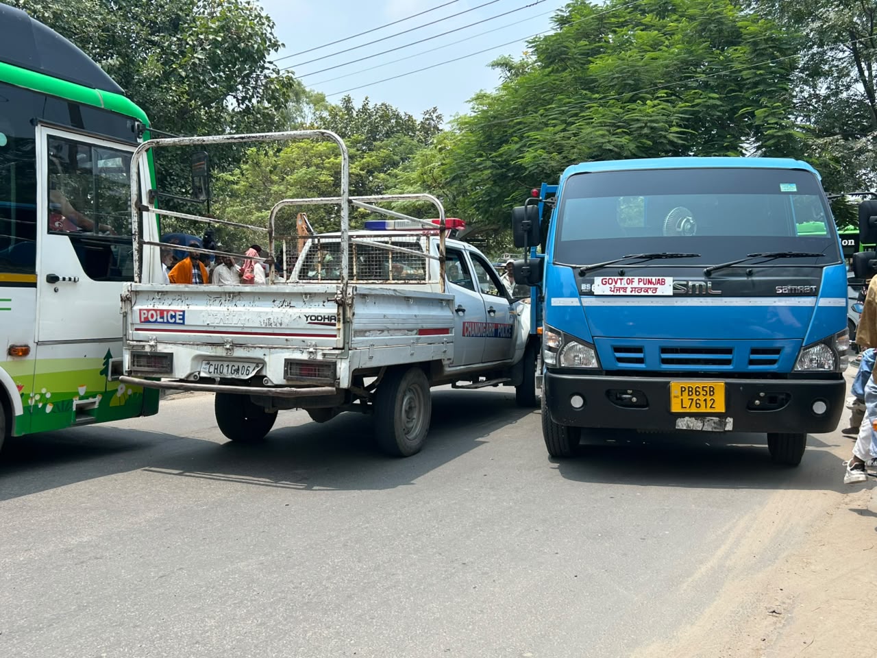 मोड़ने के दौरान चंडीगढ़ पुलिस की गाड़ी ने टक्कर मारी।