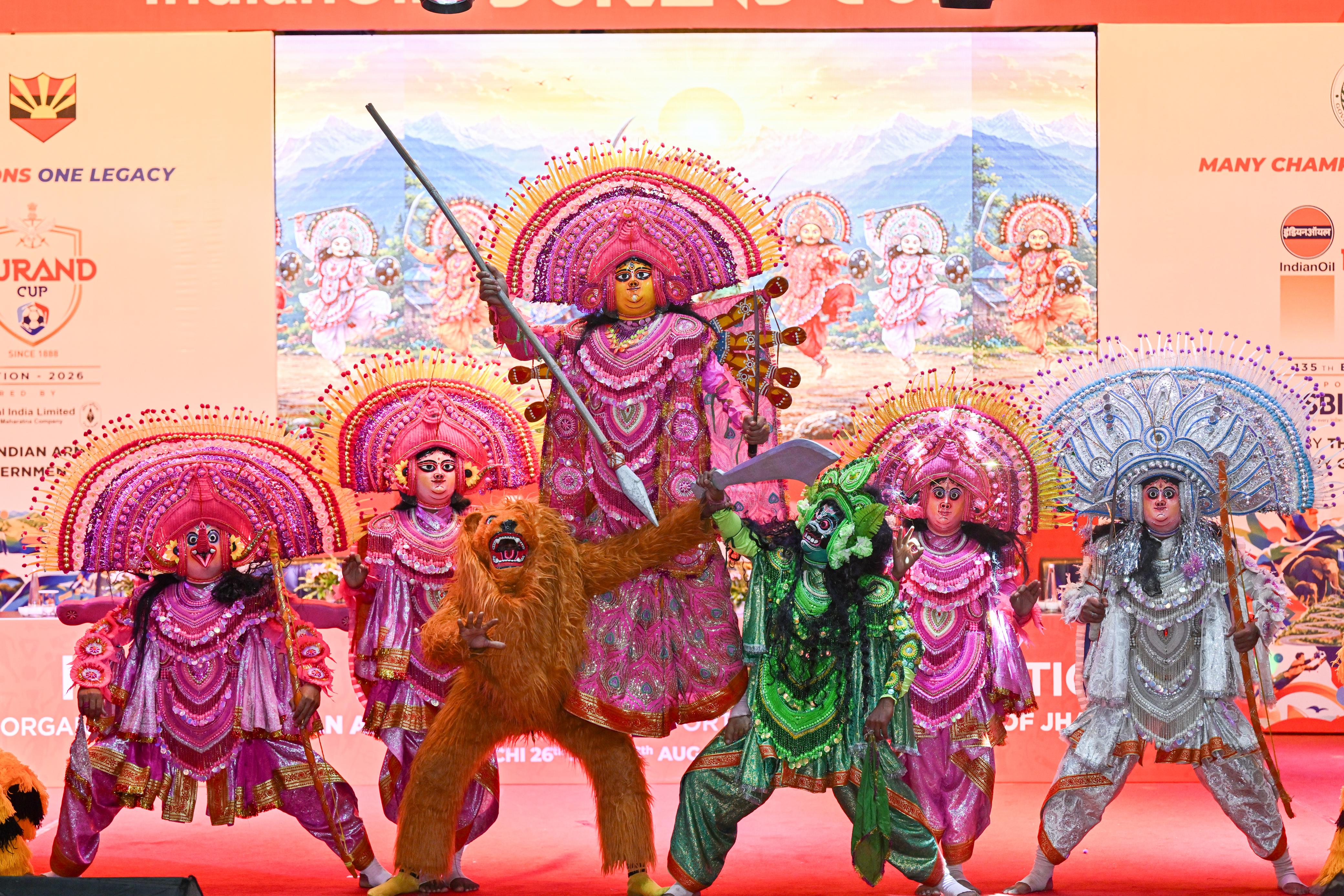 कलाकारों के द्वारा छऊ और मुखौटा नृत्य प्रस्तुत किए गए।