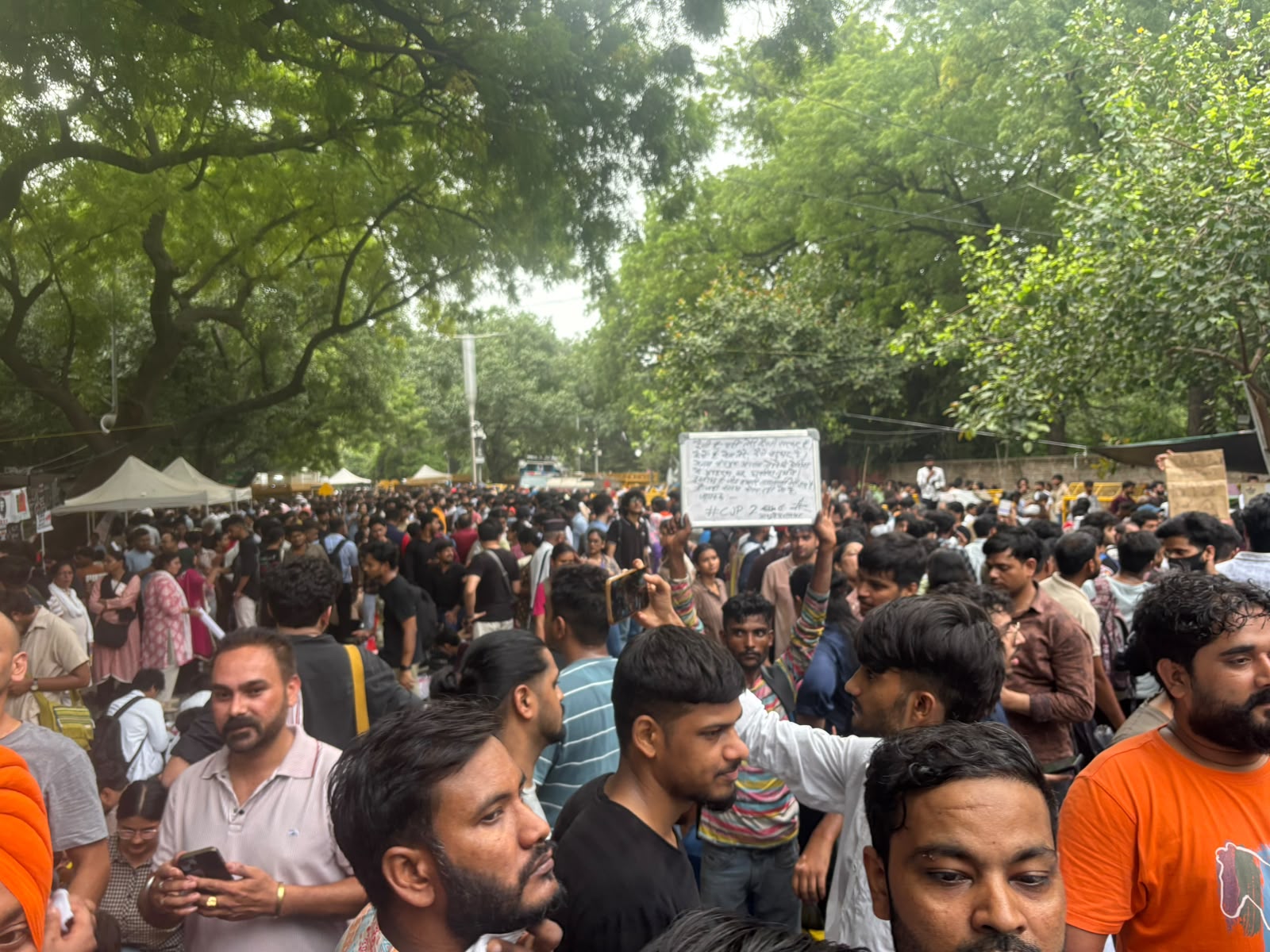 जंतर मंतर पर शाम 5 बजे से ही लोगों का पहुंचना शुरू हो गया था।