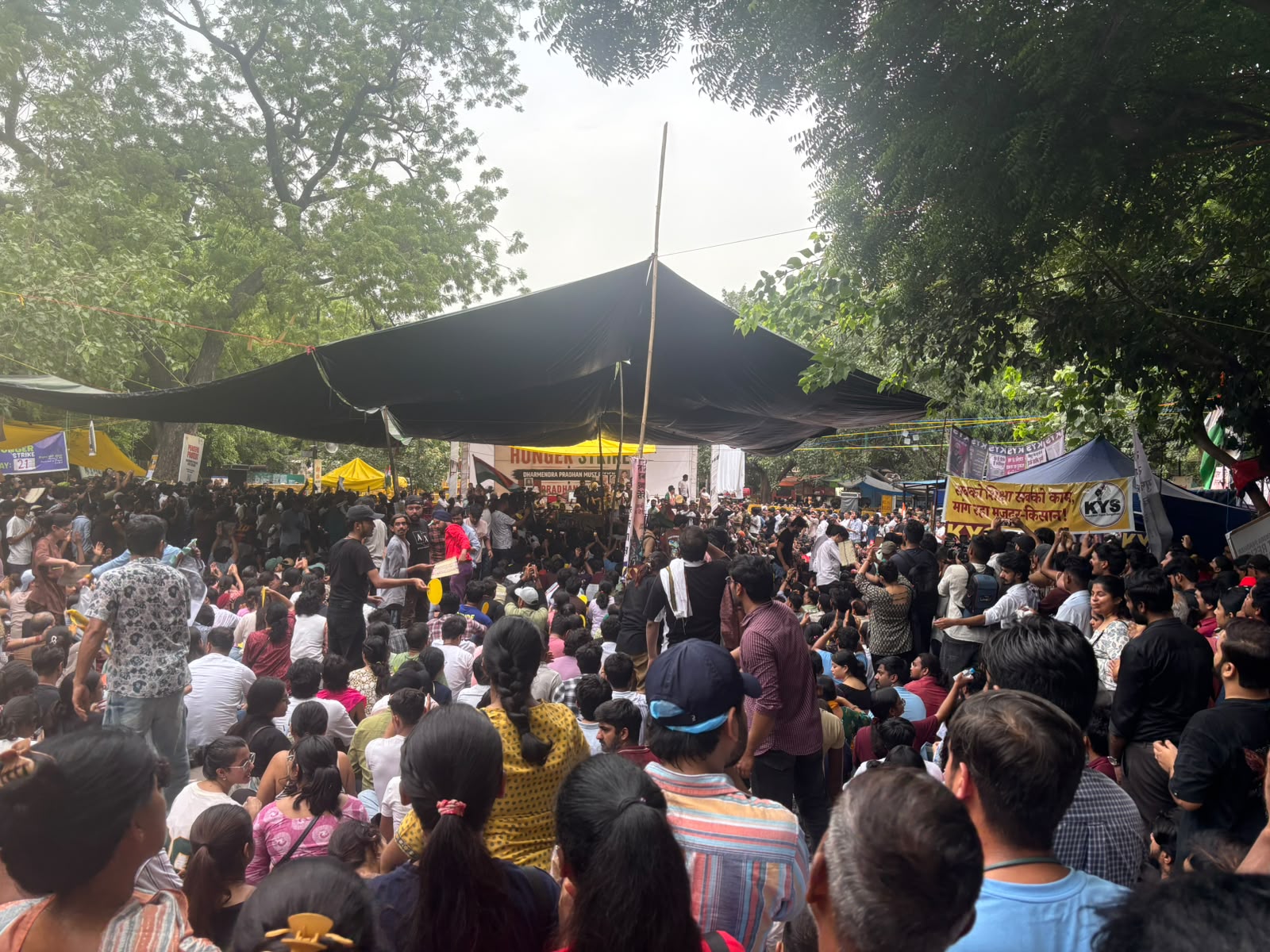 इनमें ज्यादातर युवा शामिल हैं। वे हाथों में तख्तियां लेकर पहुंचे हैं।