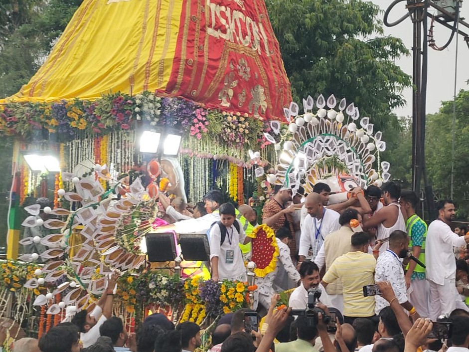 ग्वालियर में 42 फीट ऊंचे रथ के साथ उमड़े हजारों श्रद्धालु; विदेशी कीर्तन मंडल भी शामिल|ग्वालियर,Gwalior - Dainik Bhaskar
