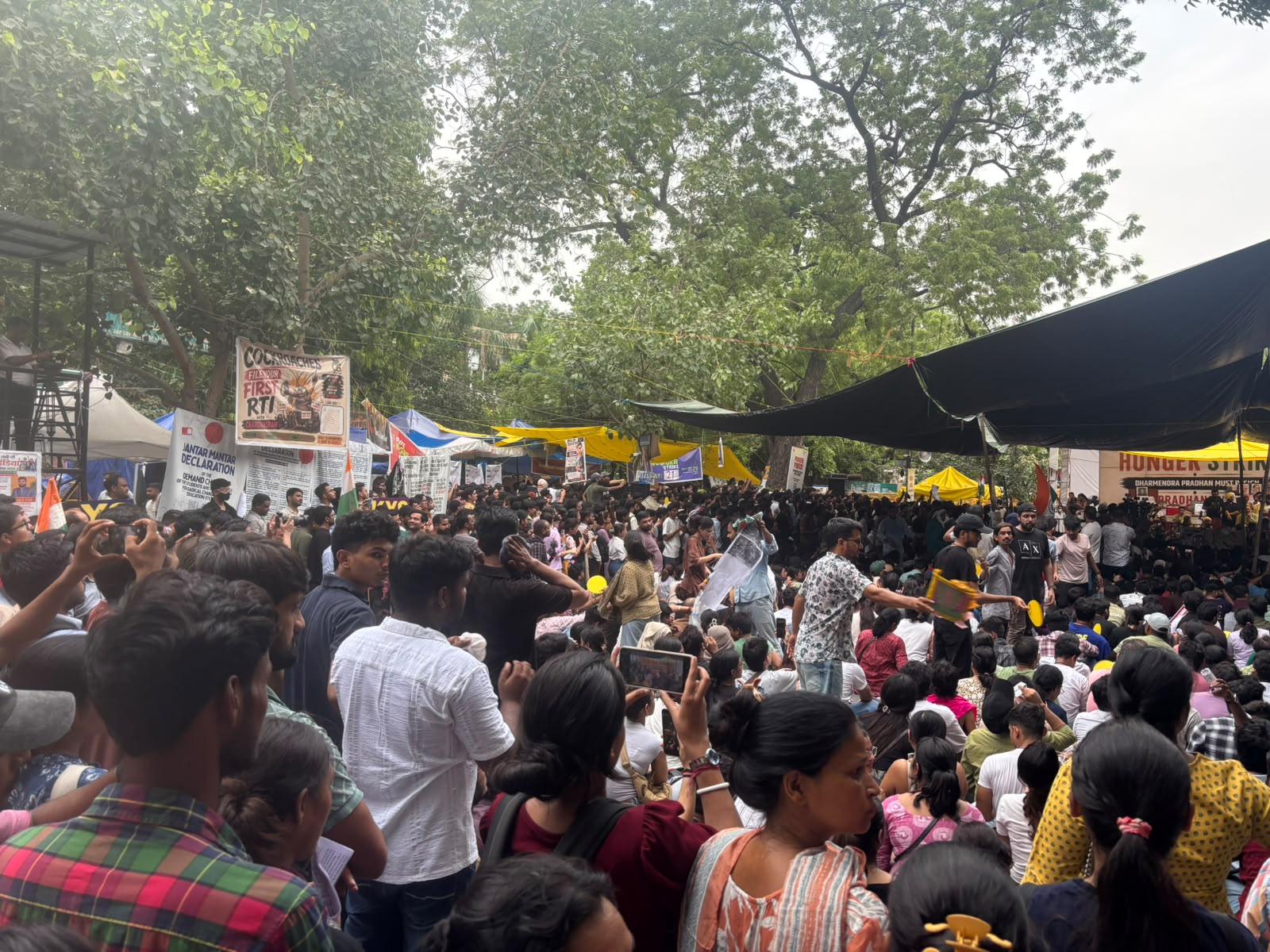 जंतर-मंतर पर मौजूद युवा वहां आए लोगों को पंखे से हवा करते दिखाई दिए।