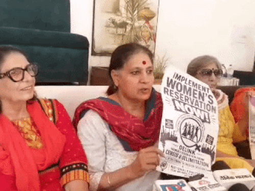 रोहतक में दिल्ली जंतर मंतर पर चल रहे प्रदर्शन को लेकर जानकारी देतीं जगमति सांगवान। - Dainik Bhaskar