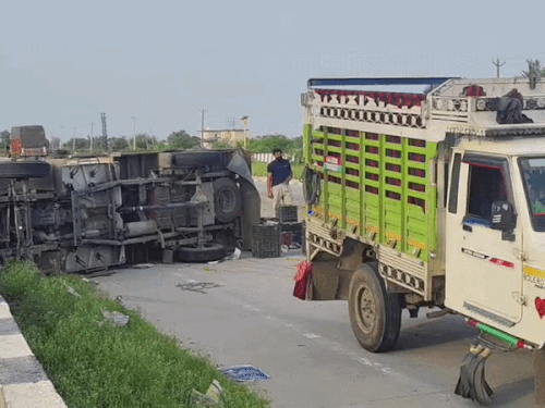 ड्राइवर समेत दो लोग बाल-बाल बचे; डंपर को साइड देते वक्त हादसा|नारनौल,Narnaul - Dainik Bhaskar