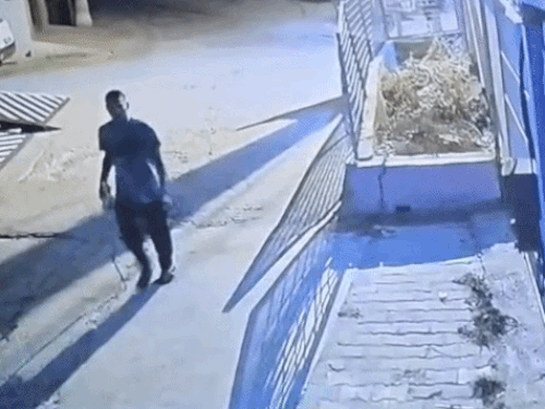 महिला अधिकारी के घर की तरफ जाता युवक।