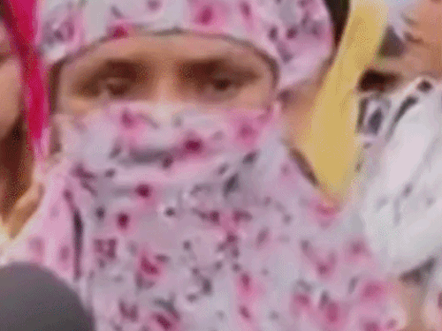 कंपनी कर्मचारी सुमन का कहना है-विरोध करने पर मुकदमे की धमकी दी जा रही है।