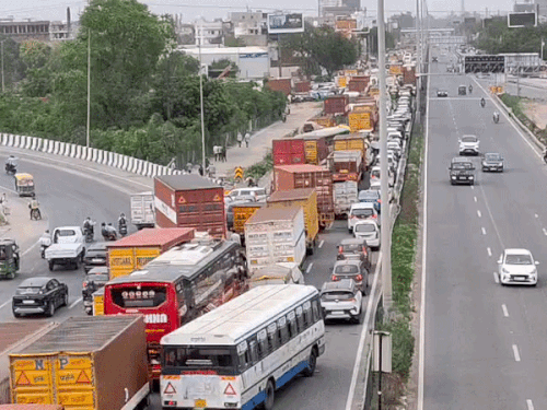 5 किलोमीटर लंबा जाम, बिजलीकर्मी हटाने में जुटे, वैकल्पिक रास्तों से निकलने की अपील|गुरुग्राम,gurugram - Dainik Bhaskar