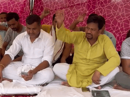 भूख हड़ताल पर बैठे कर्मचारी नारेबाजी करते हुए। - Dainik Bhaskar