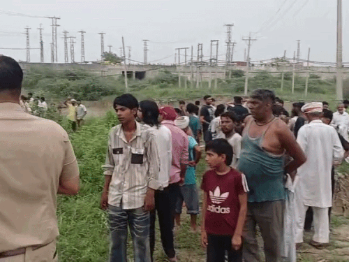 सूचना मिलने पर मौके पर पहुंची पुलिस और जुटी लोगों की भीड़।