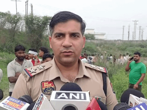 जानकारी देते हुए पुलिस जांच अधिकारी ।