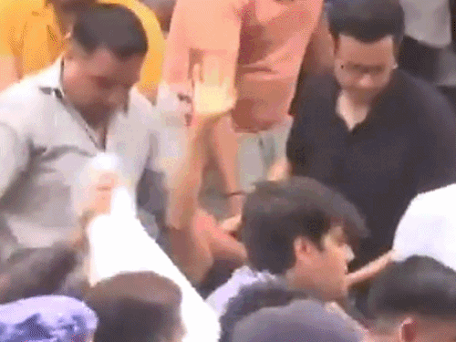 सोनम वांगचुक को हॉस्पिटल ले जाते पुलिसकर्मी