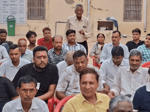 मीटिंग में मौजूद सदस्यों ट्रैफिक सहित अन्य मुद्दों पर बातचीत की।