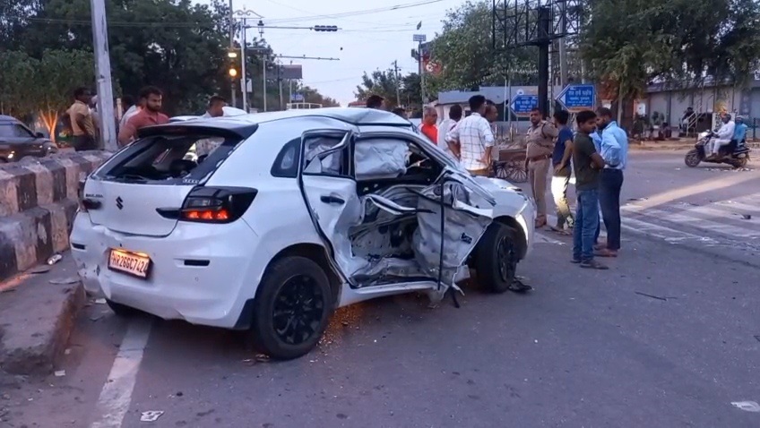 गुरुग्राम में जेल चौक के पास थार द्वारा टक्कर मारने के बाद मौके पर क्षतिग्रस्त कार।
