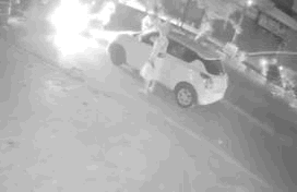 गाड़ी से बाहर निकलकर मारपीट करते हुए