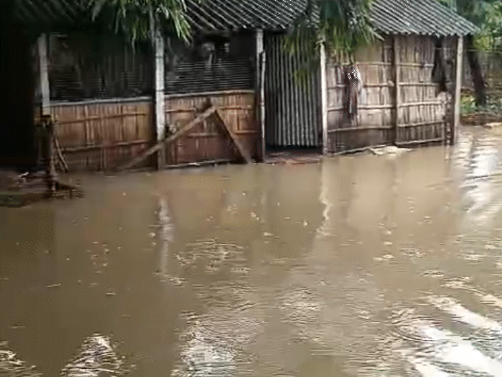 Rainwater has flooded Tamkuhwa village in Madhubani block of Bagaha.