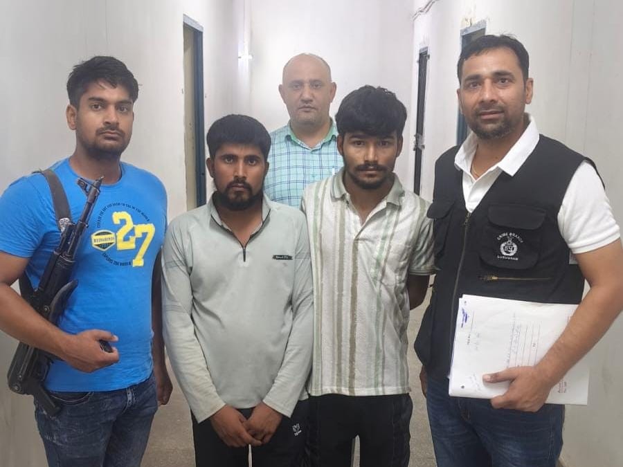 कार टायर चोरी मामले में गिरफ्तार किए गए आरोपी रवि और ऋषभ। - Dainik Bhaskar