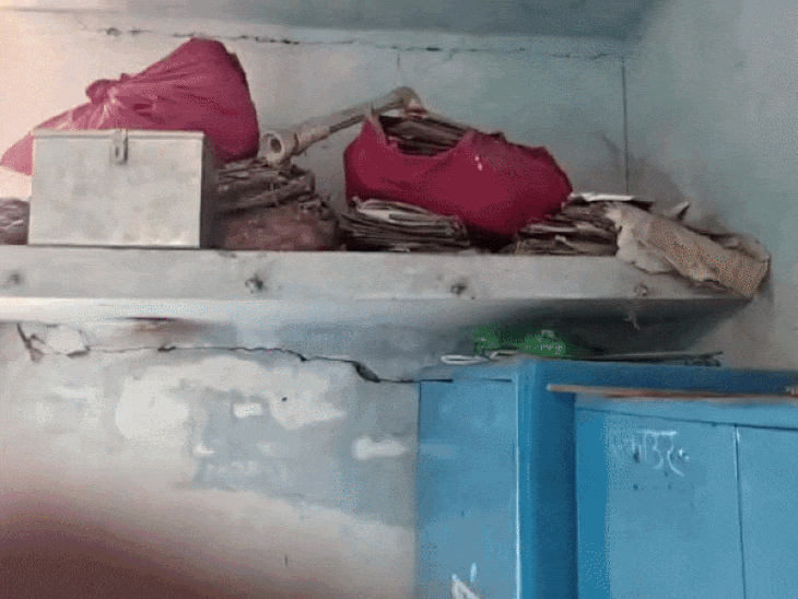 स्कूल की हालत जर्जर है, इसी में बच्चे पढ़ते हैं।