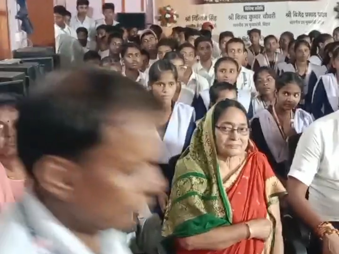 समारोह में मौजूद छात्र-छात्राएं सहित अन्य।
