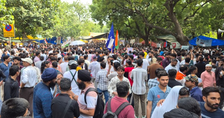 सोनम वांगचुक और दीपके के अनशन को समर्थन देने रविवार को काफी संख्या में लोग जंतर-मंतर पहुंचे।