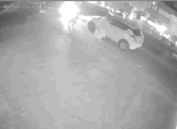 कार का शीशा तोड़ रहे निहंग सिंह