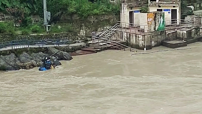 Due to continuous heavy rainfall in Rudraprayag, Uttarakhand, the water level of the Alaknanda river has risen, causing the ghats and constructions built on the riverbank to start getting submerged.