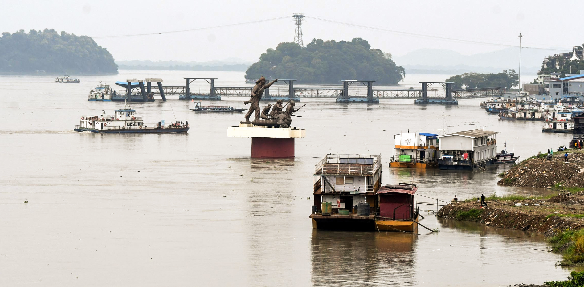 A red-orange alert has been issued for rainfall in Assam these days. Due to continuous rain in Guwahati, the water level of the Brahmaputra river has risen.