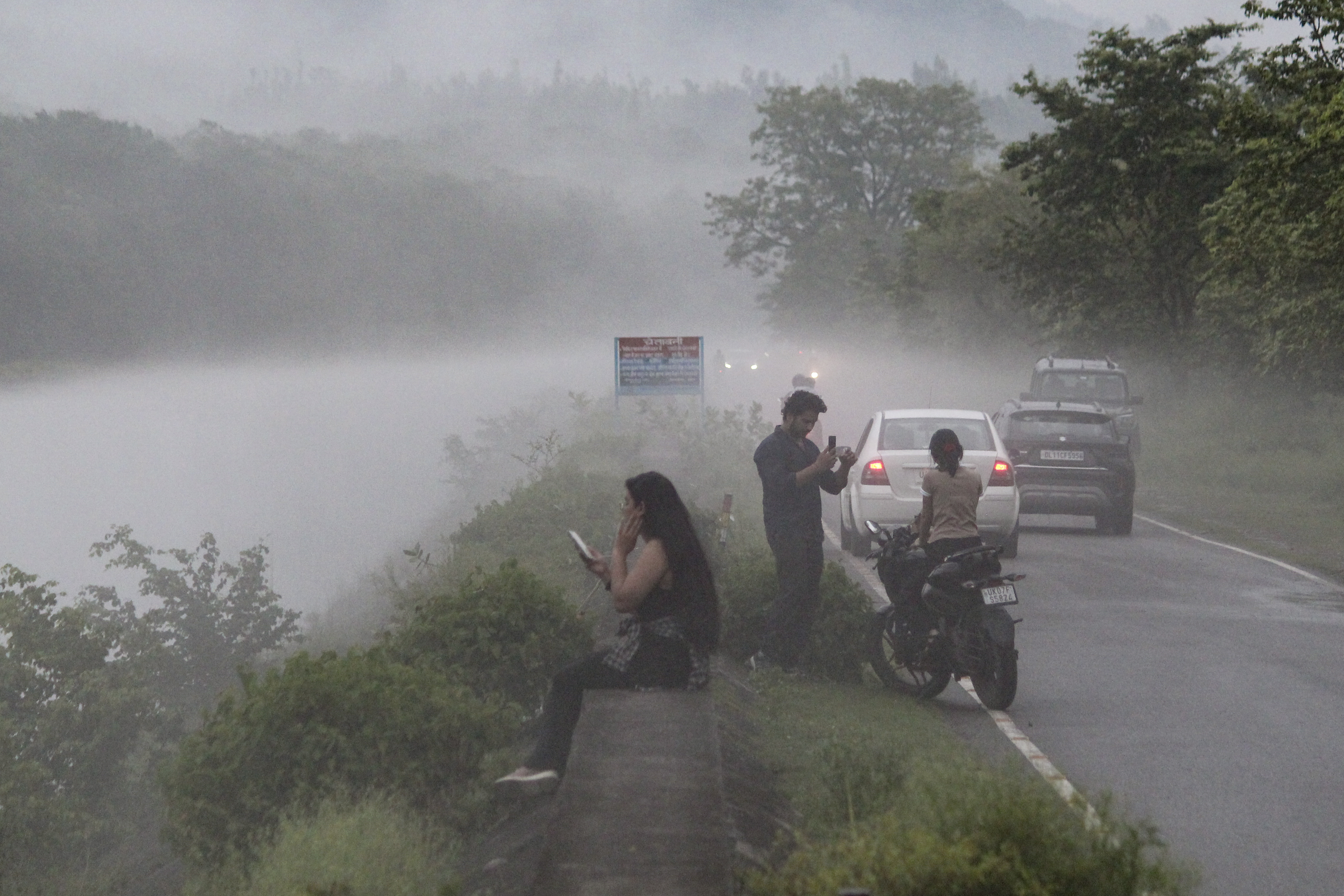 The weather suddenly changed on Saturday evening in Rishikesh, Uttarakhand. Fog descended here.