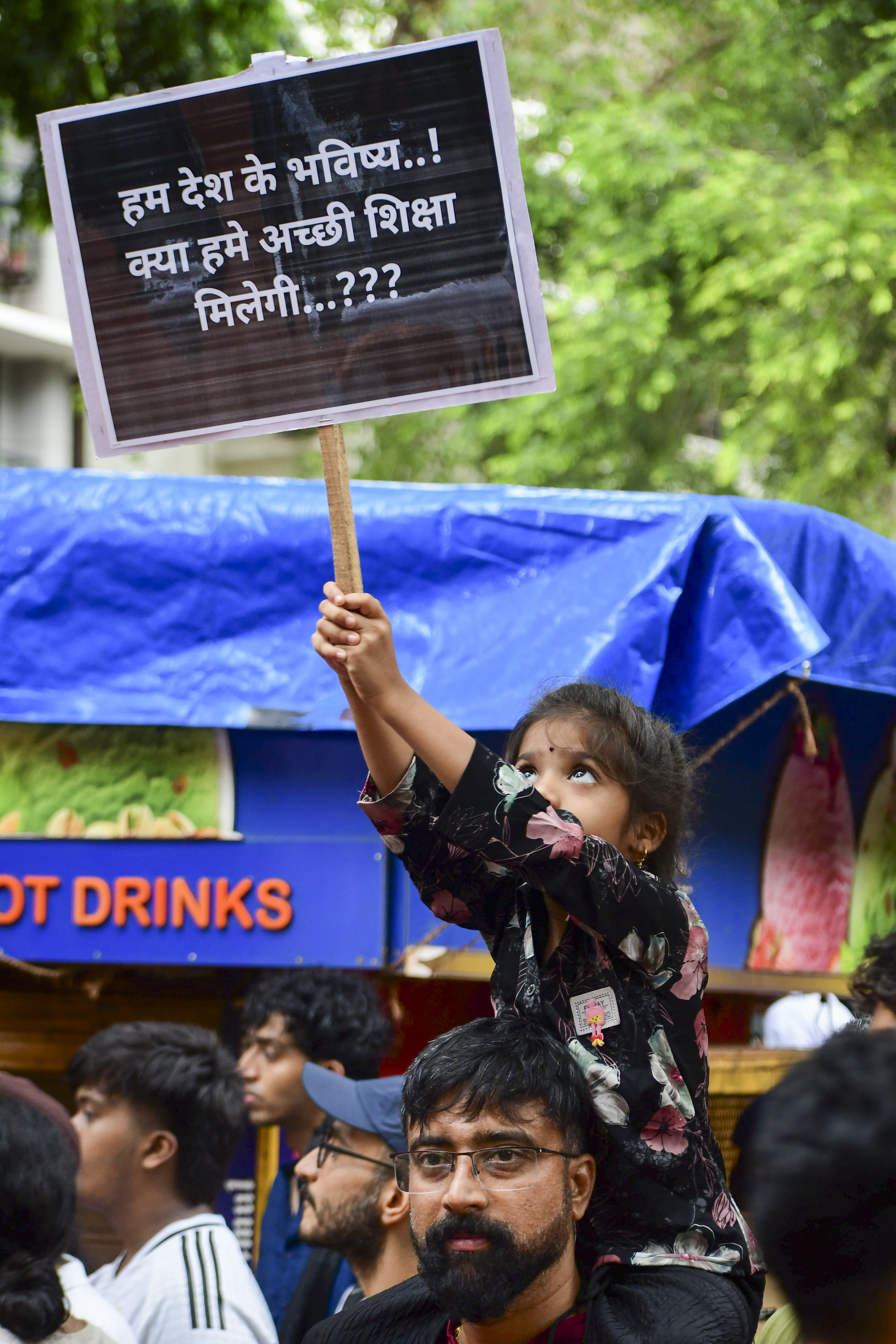 मुंबई के शिवाजी पार्क में भी सोनम वांगचुक के समर्थन में शिवसेना यूबीटी ने प्रदर्शन किया।