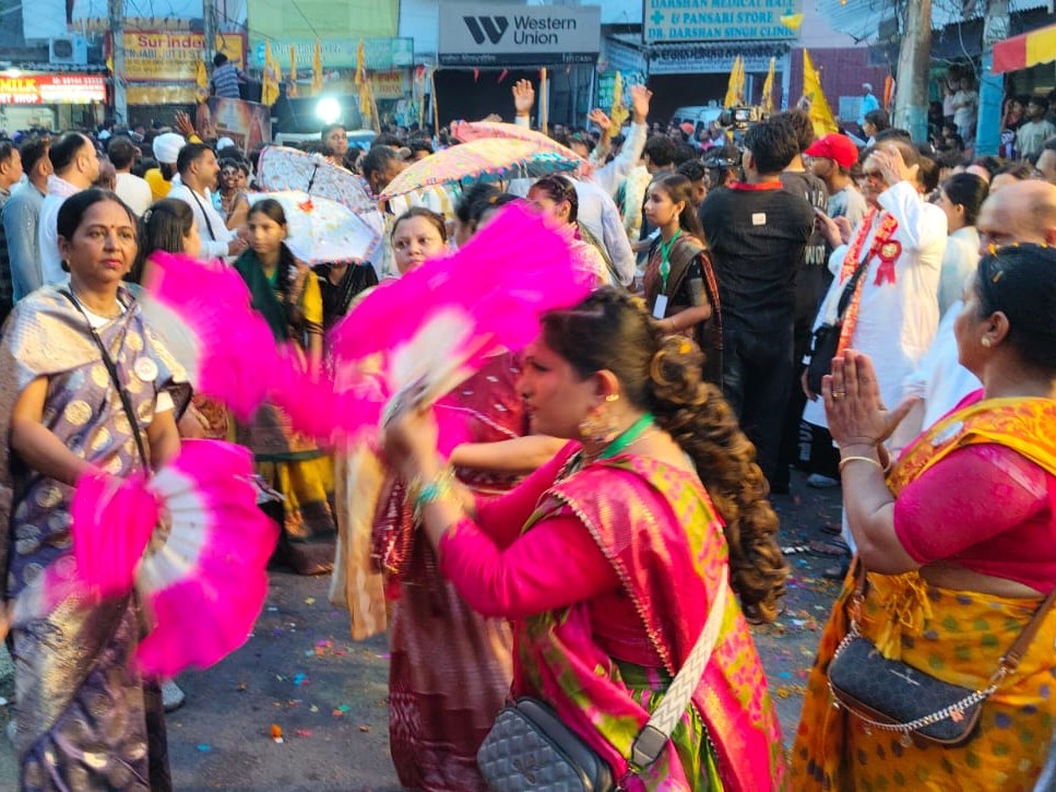 रथ यात्रा में शामिल महिलाएं व लोग