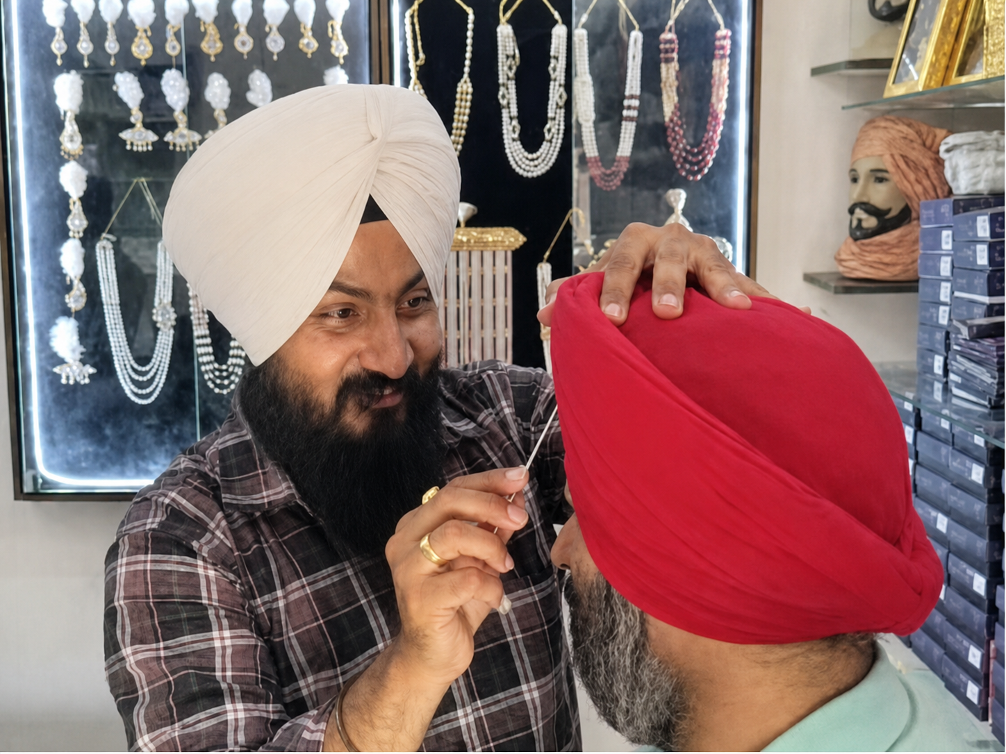 सनप्रीत कई हस्तियों को पगड़ी बांध चुके हैं।- फाइल फोटो