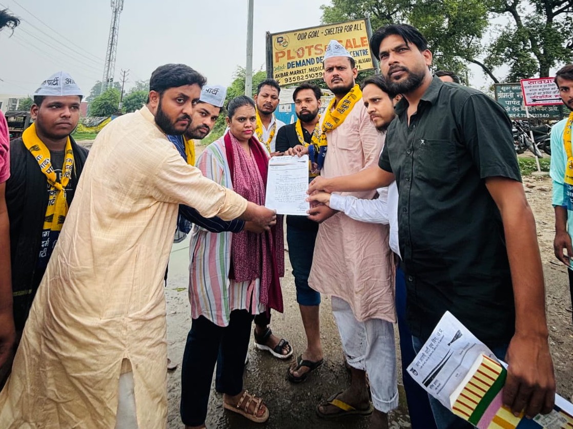 प्रदर्शन के बाद सड़क बनवाने के लिए कार्यकर्ताओं ने डीएम के नाम ज्ञापन सौंपा।