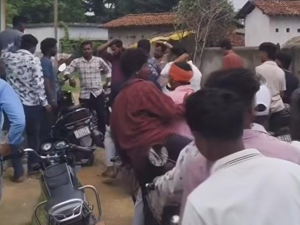 सूचना के बाद गांव में तनाव का माहौल हो गया था। पुलिस ने शांत कराया।