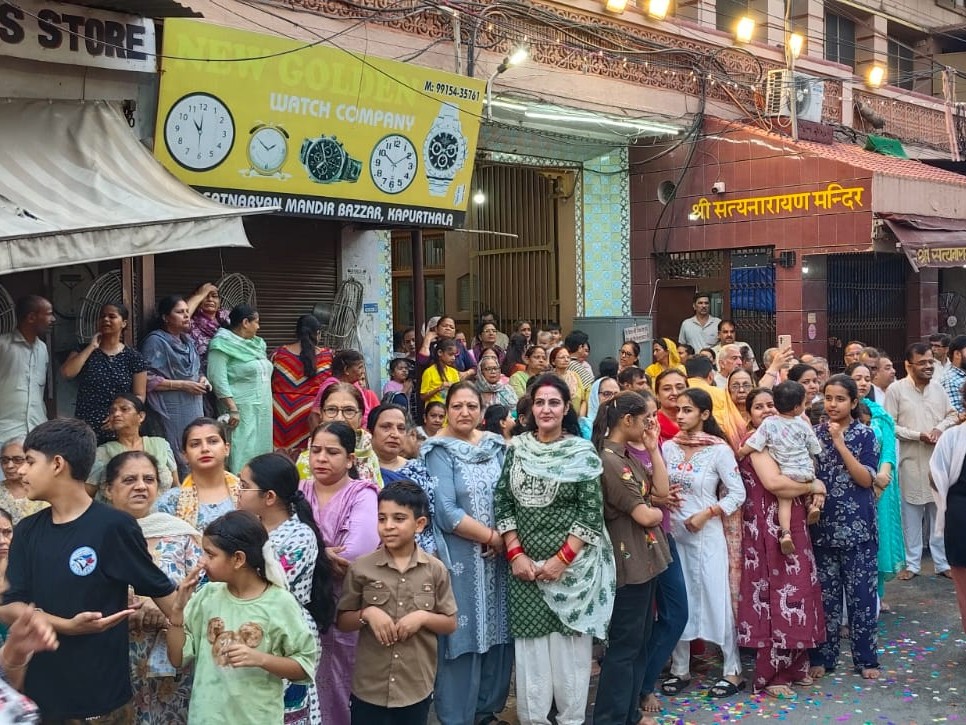 स्वागत में खड़ी महिलाएं व लोग