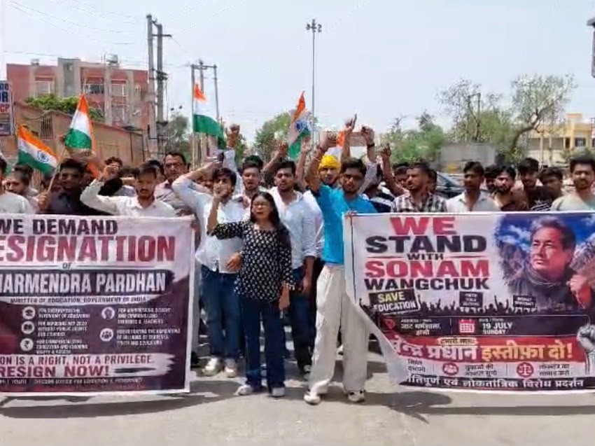 शिक्षा मंत्री के इस्तीफे की मांग, पेपर लीक और हिरासत के विरोध में प्रदर्शन|हांसी,Hansi - Dainik Bhaskar