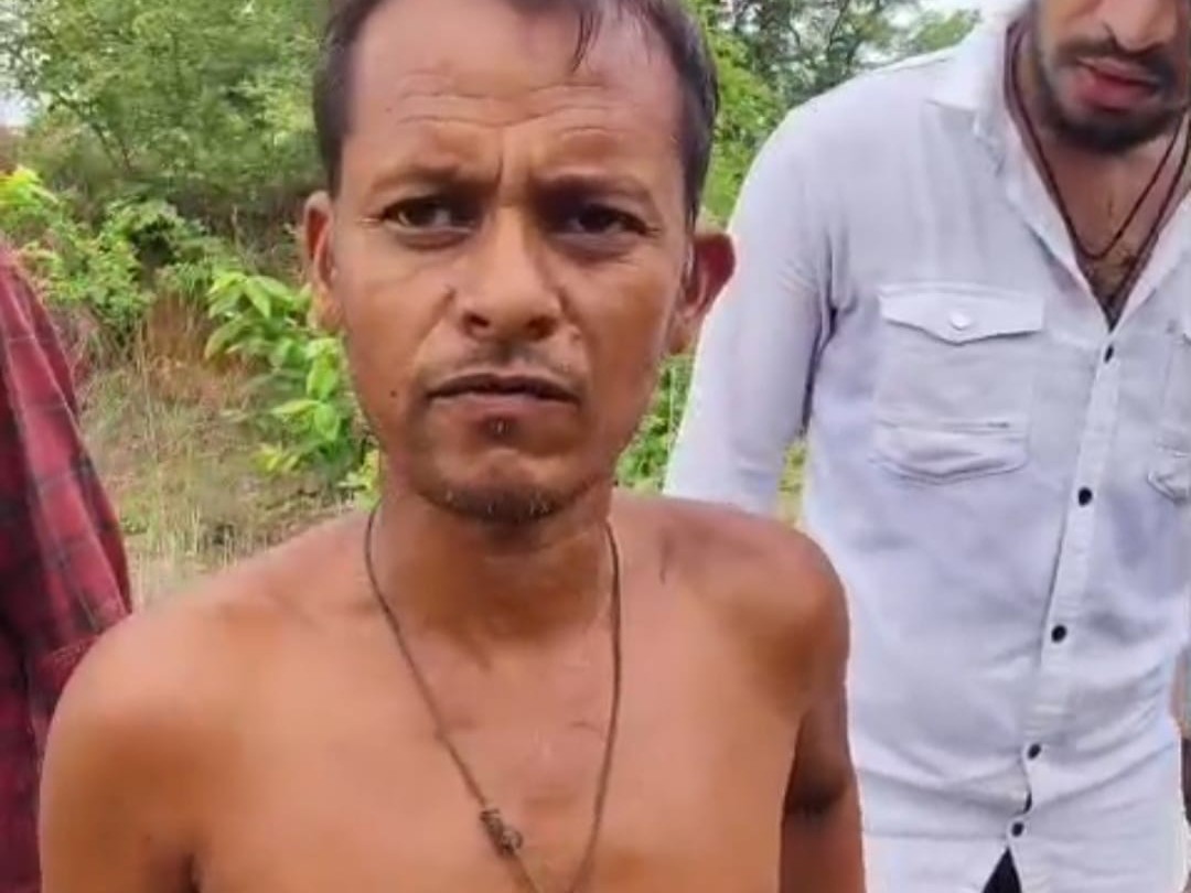 एक संदिग्ध को हिरासत में लिया गया। पूछताछ की जा रही है।