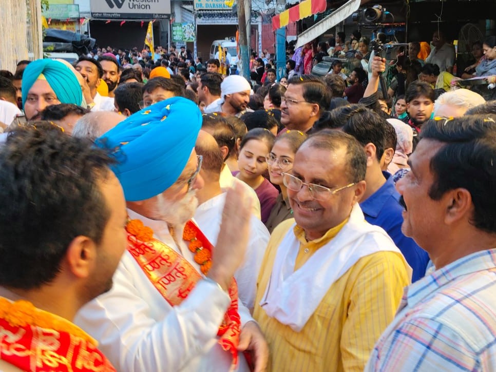 रथयात्रा में शामिल राजनीतिक दलों के लोग