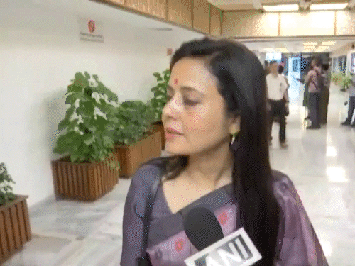 TMC सांसद महुआ मोइत्रा ने सर्वदलीय बैठक में टीएमसी के बागी गुट को शामिल करने पर आपत्ति जताई।