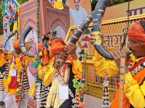 सभा स्थल पर आदिवासी कलाकार लोक प्रस्तुतियों के माध्यम से अतिथियों का स्वागत कर रहे हैं.