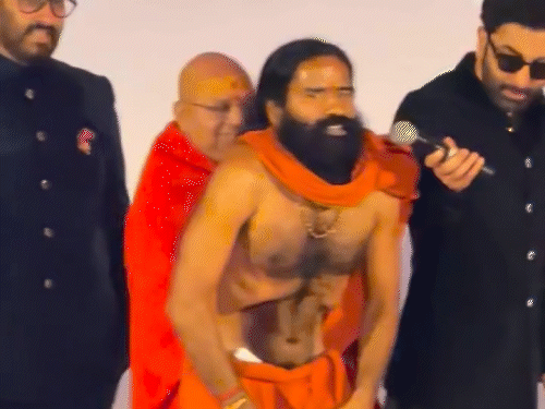 मंच पर योग करते बाबा रामदेव.